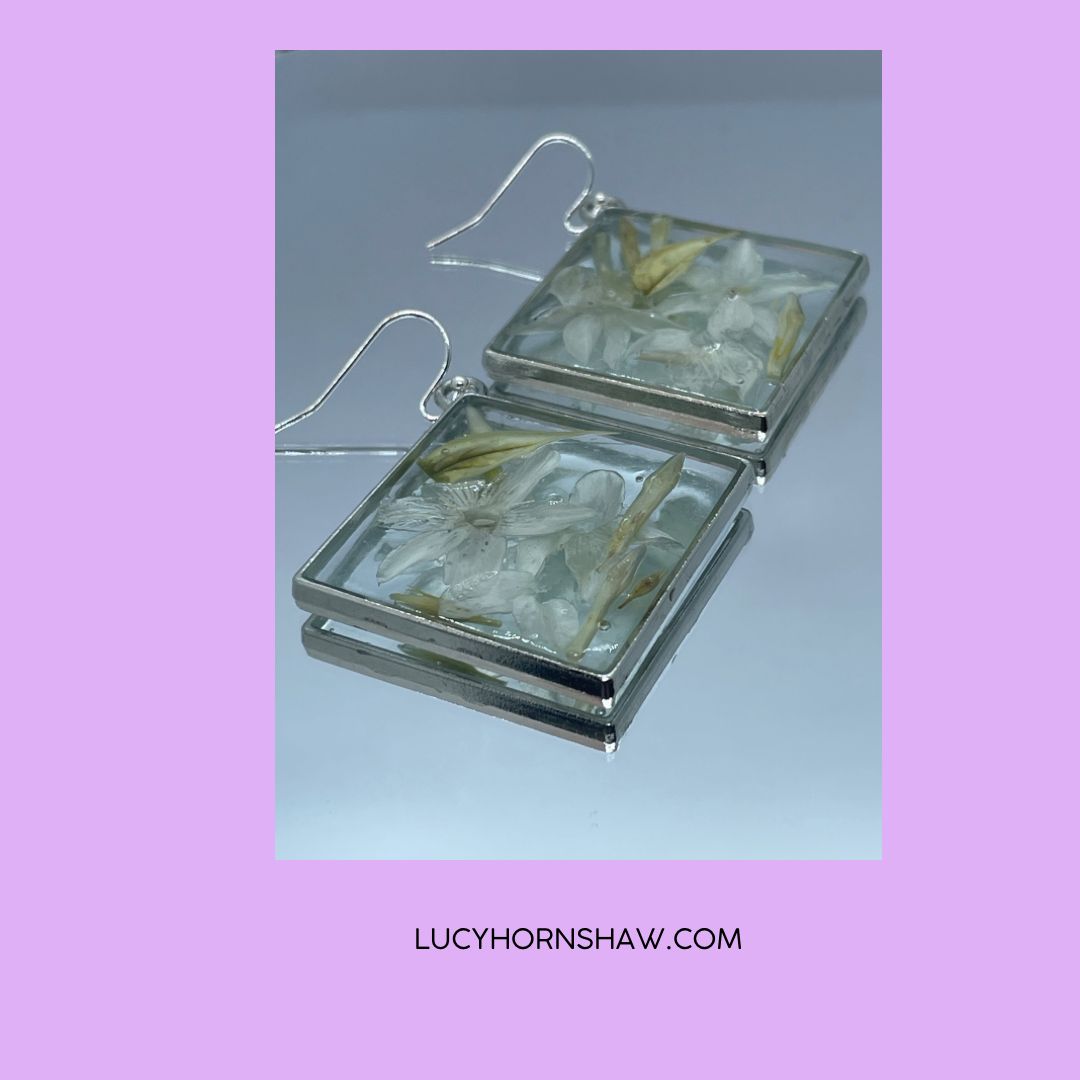 Jasmine & resin rhombus earrings