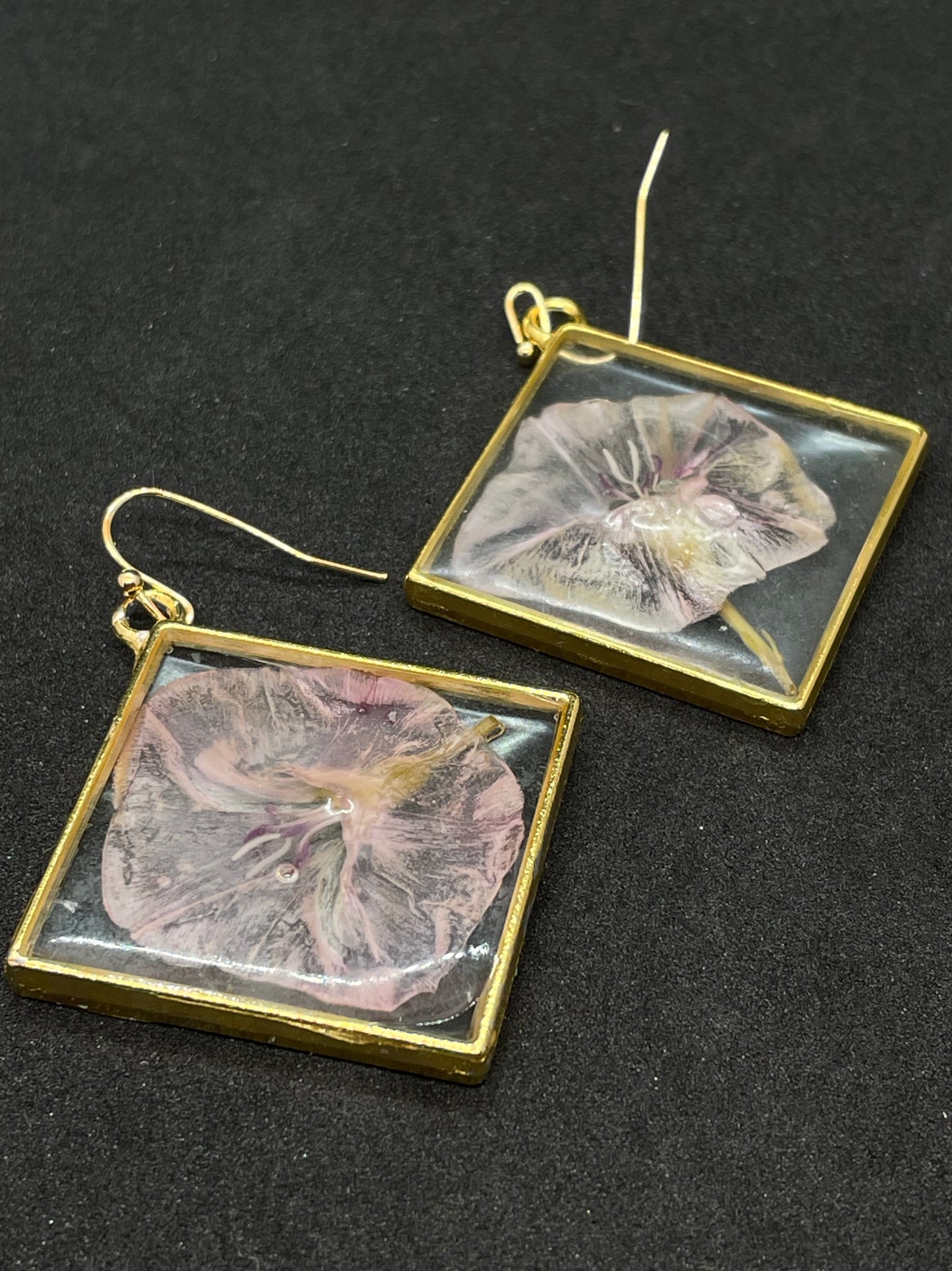 Convolvulus & resin rhombus earrings