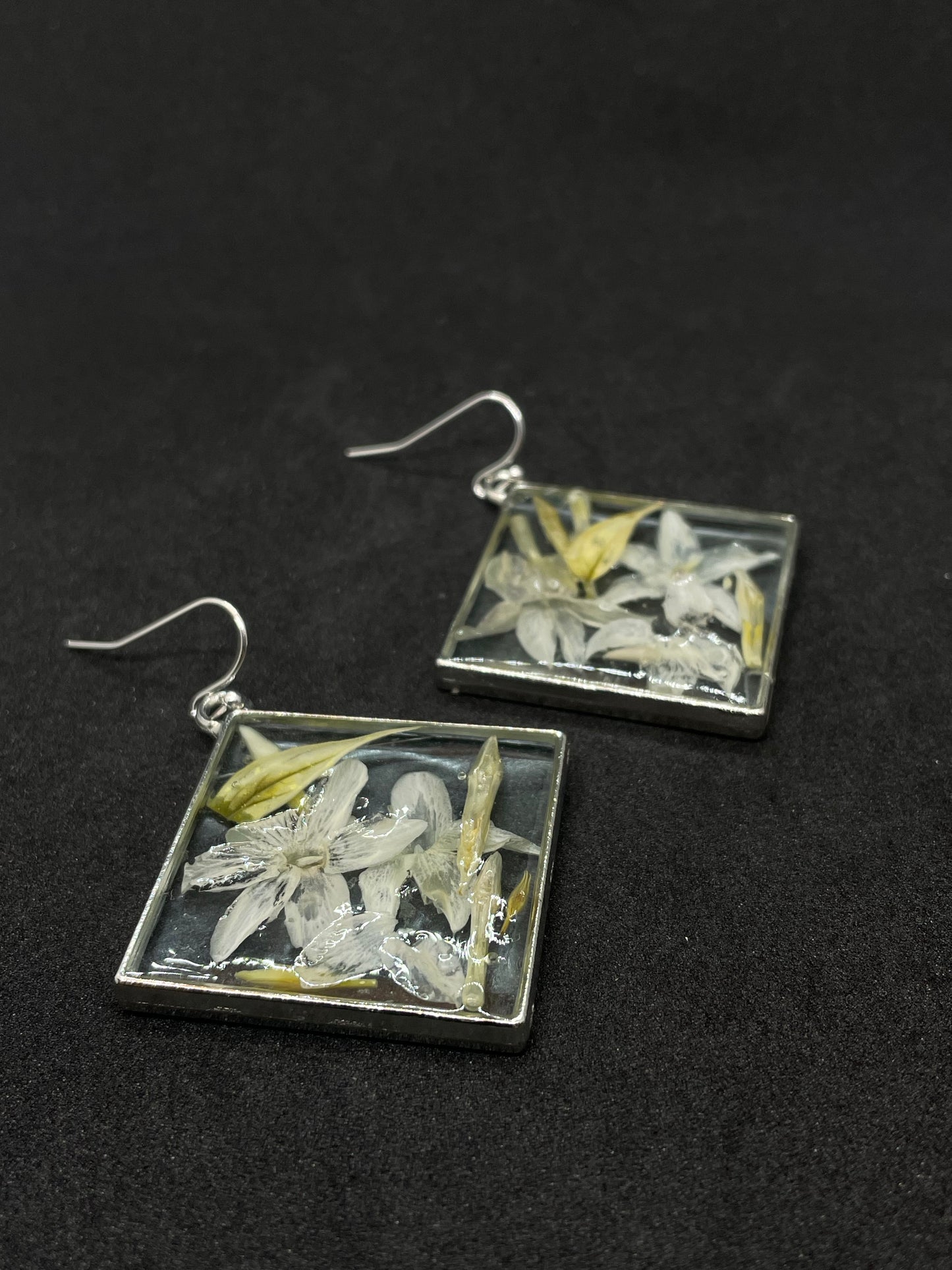 Jasmine & resin rhombus earrings