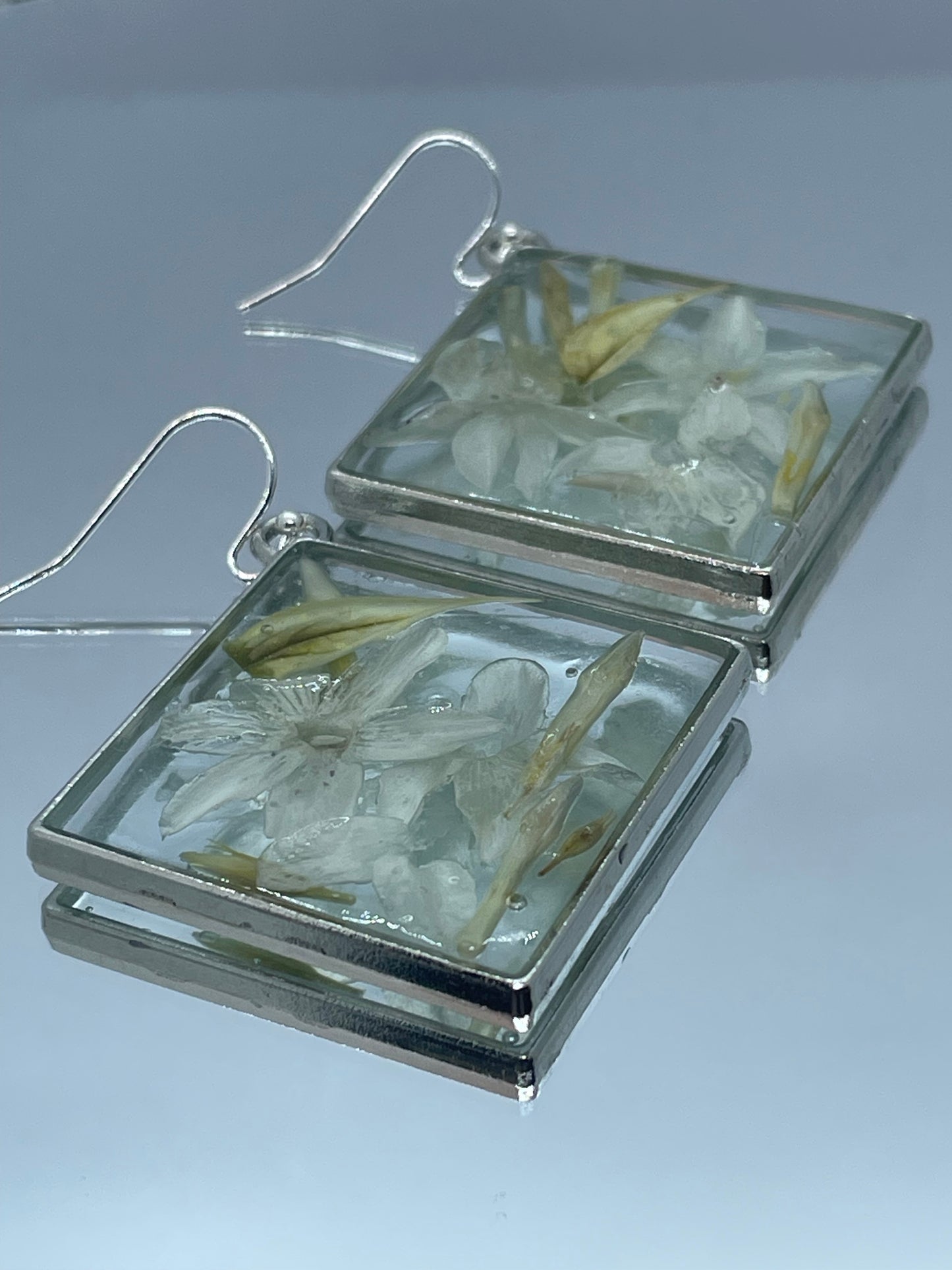 Jasmine & resin rhombus earrings