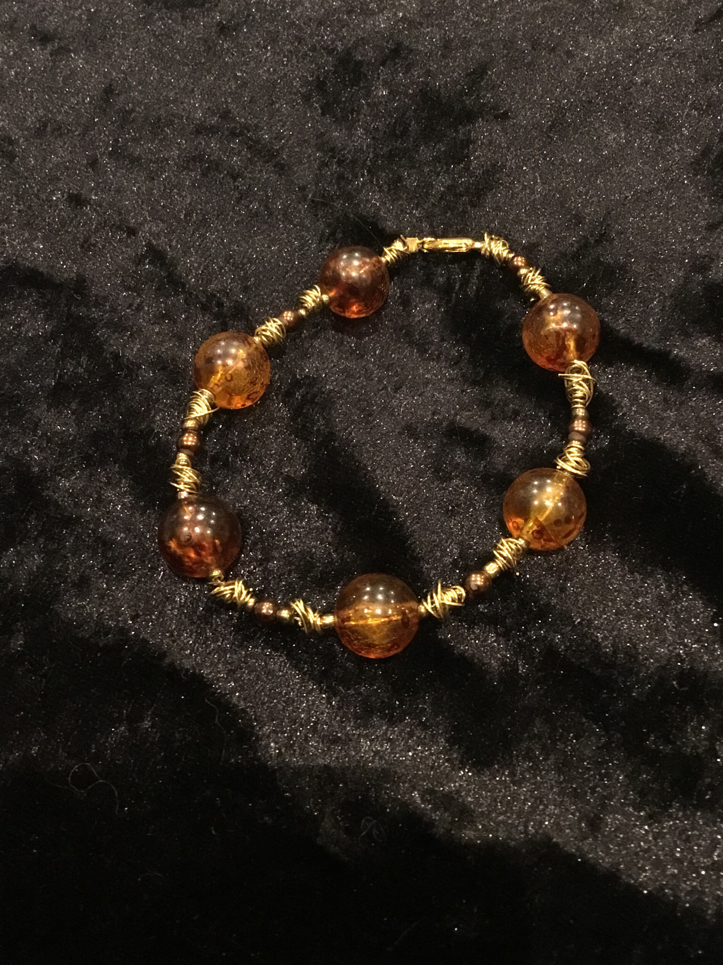 Gold wire and brown bead bracelet (20cm).