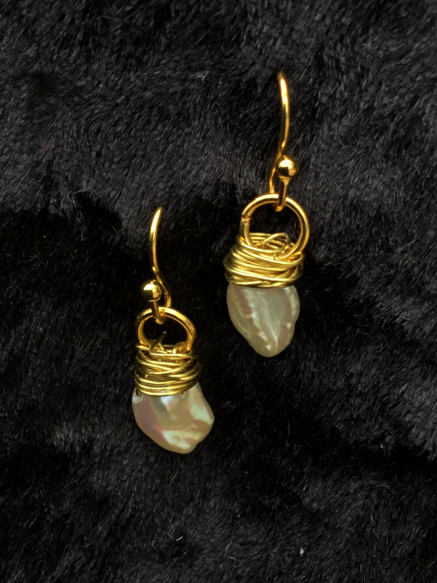 Wire & mauve pearl earrings with gold wire detail