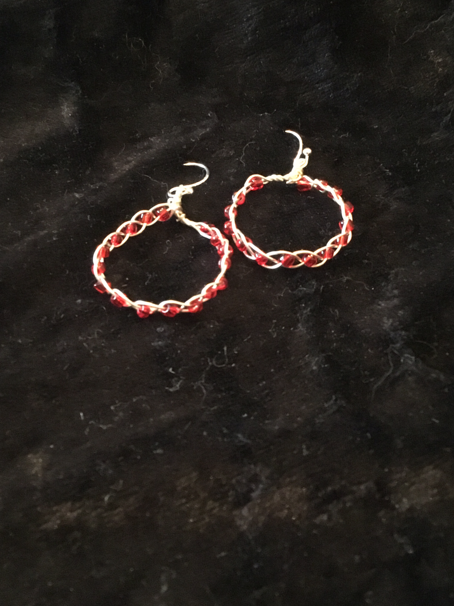 Wire & red bead platt earrings