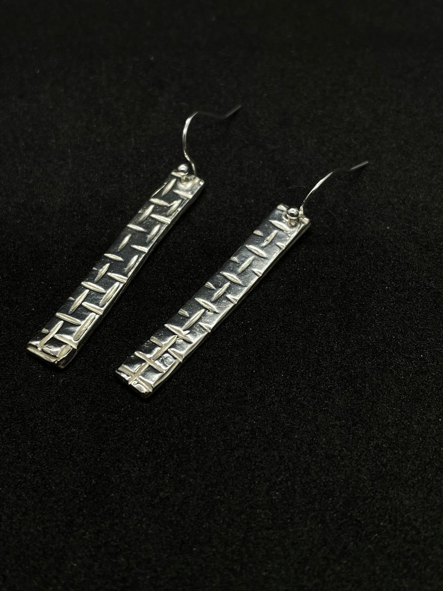 Silver long thin oblong earrings with mesh markings