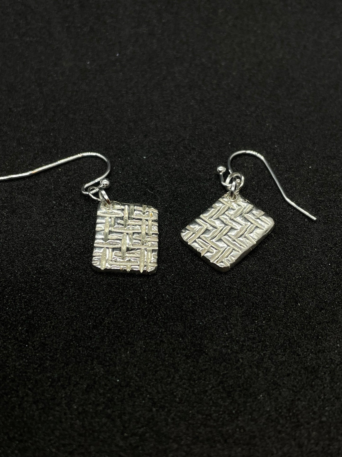 Silver oblong earrings with mesh markings, corner dangle