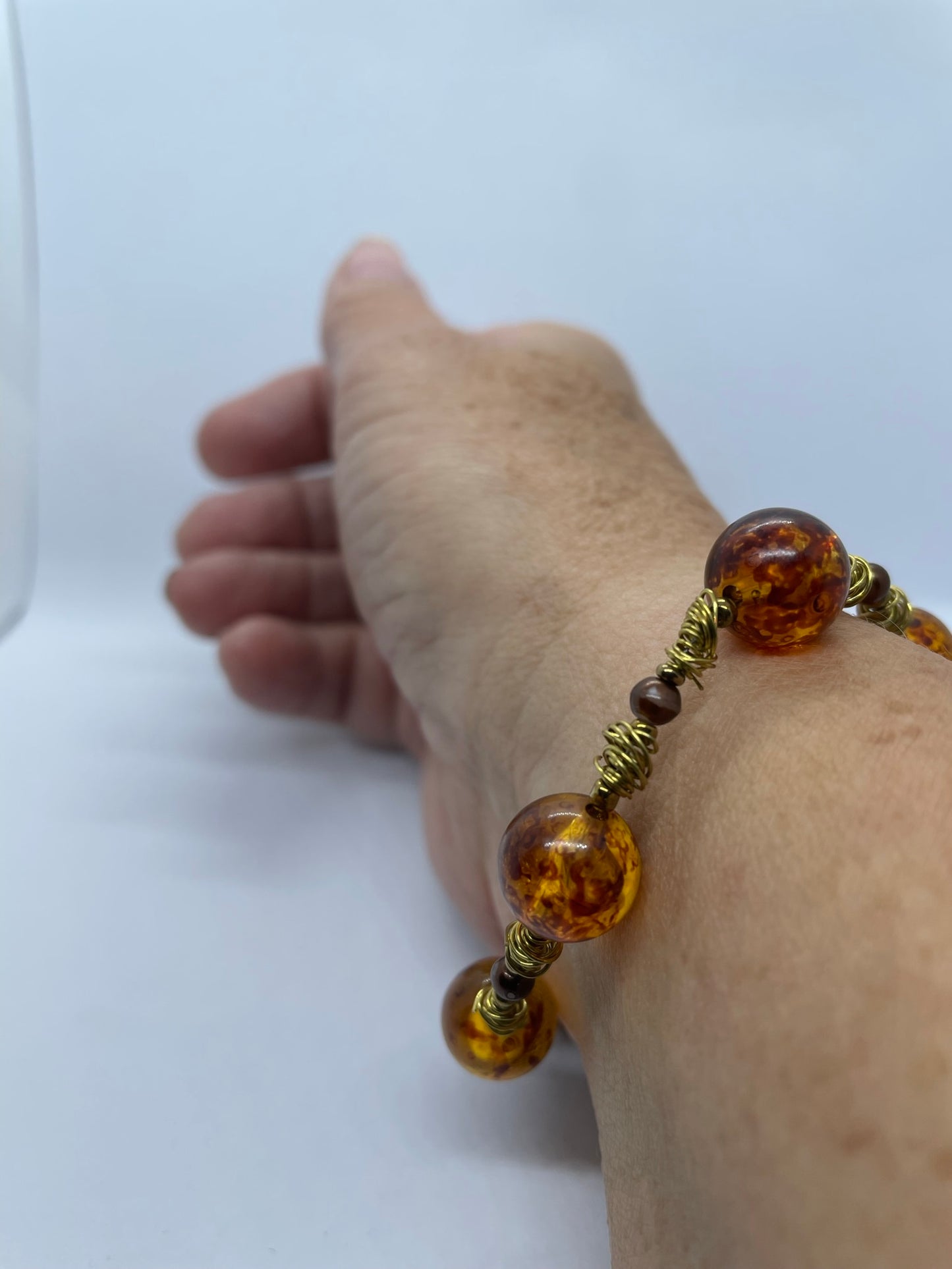 Gold wire and brown bead bracelet (20cm).