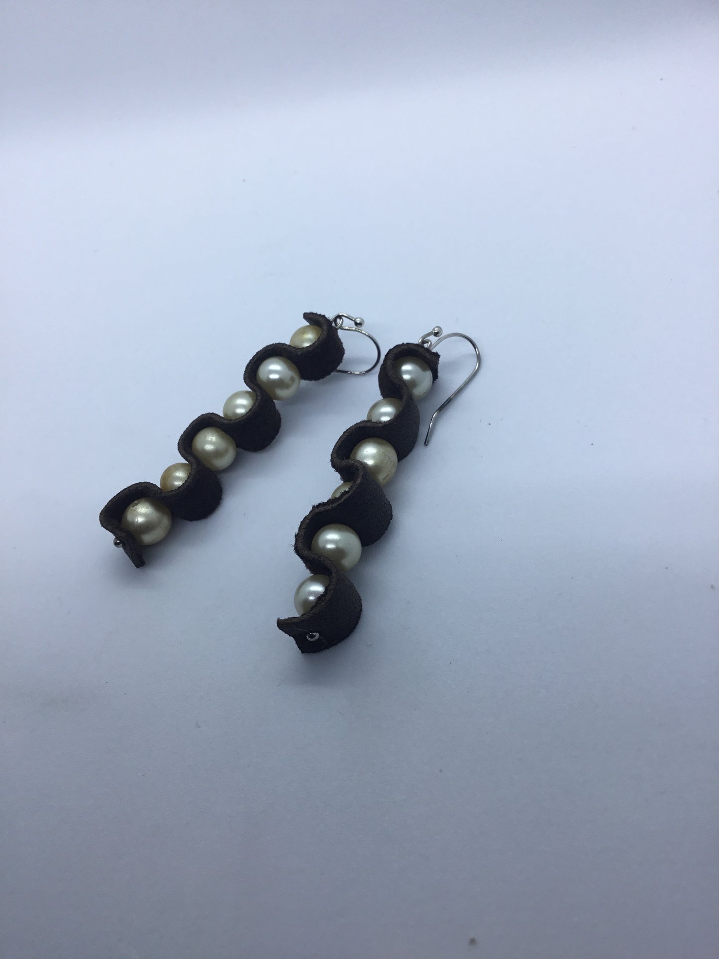 Pearl & leather earrings