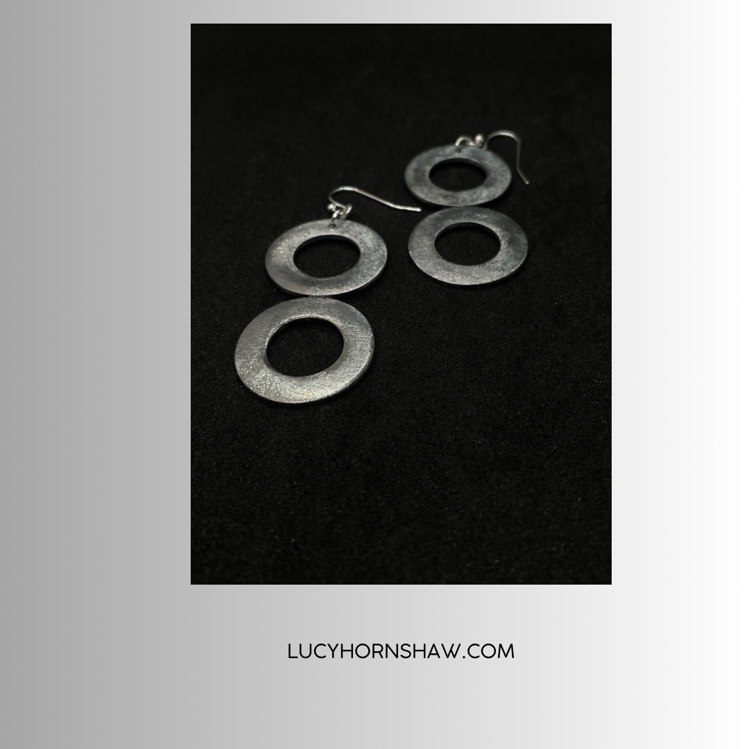 2 steel rings, drop earrings.