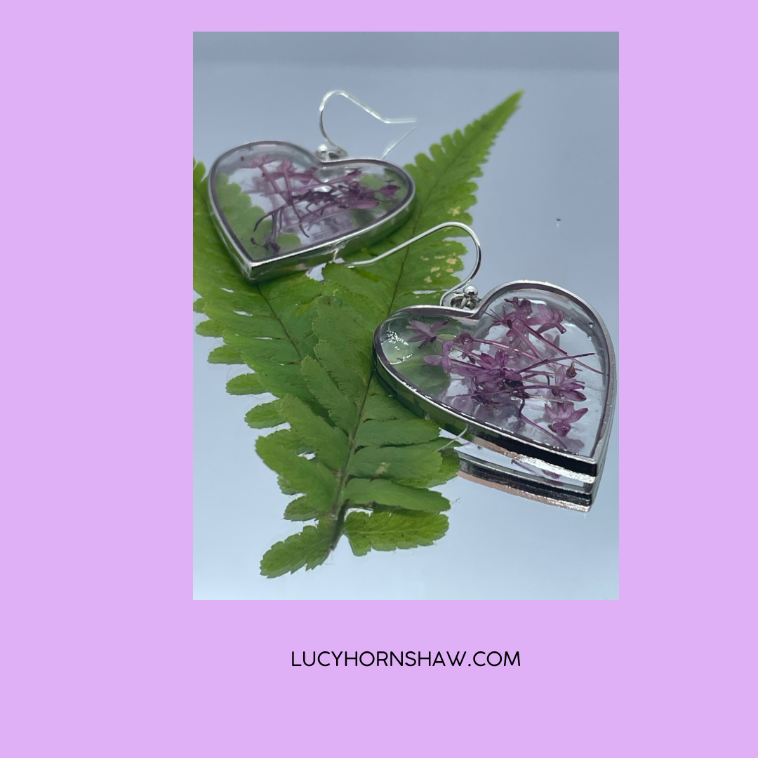 Valeriana flower & resin heart shape earrings