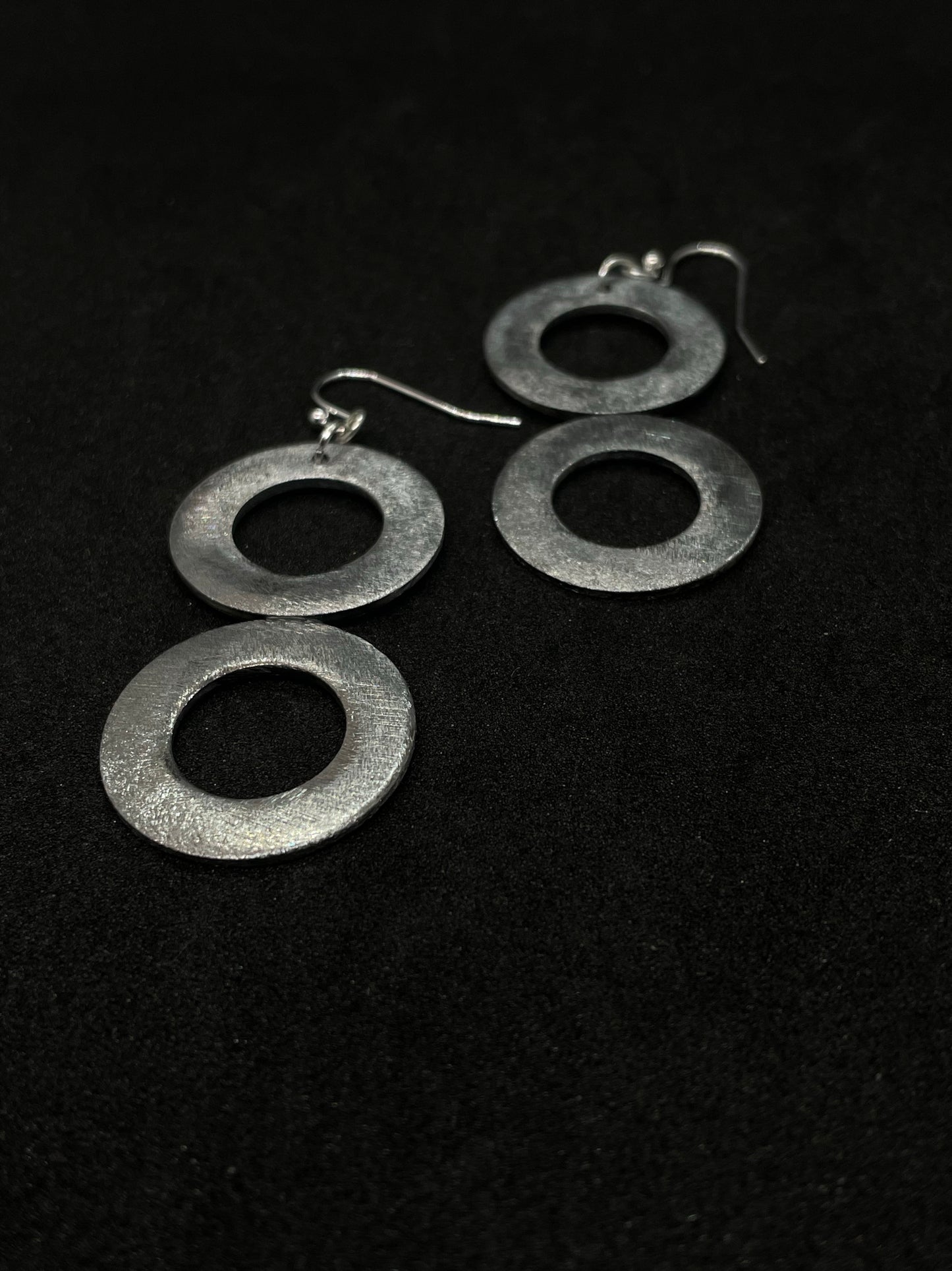 2 steel rings, drop earrings.