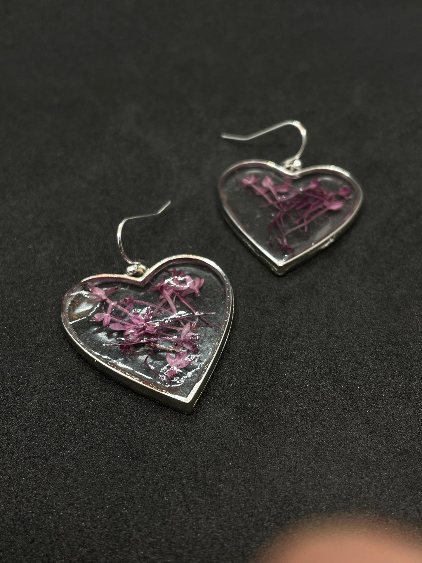 Valeriana flower & resin heart shape earrings