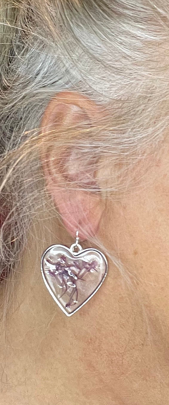 Valeriana flower & resin heart shape earrings