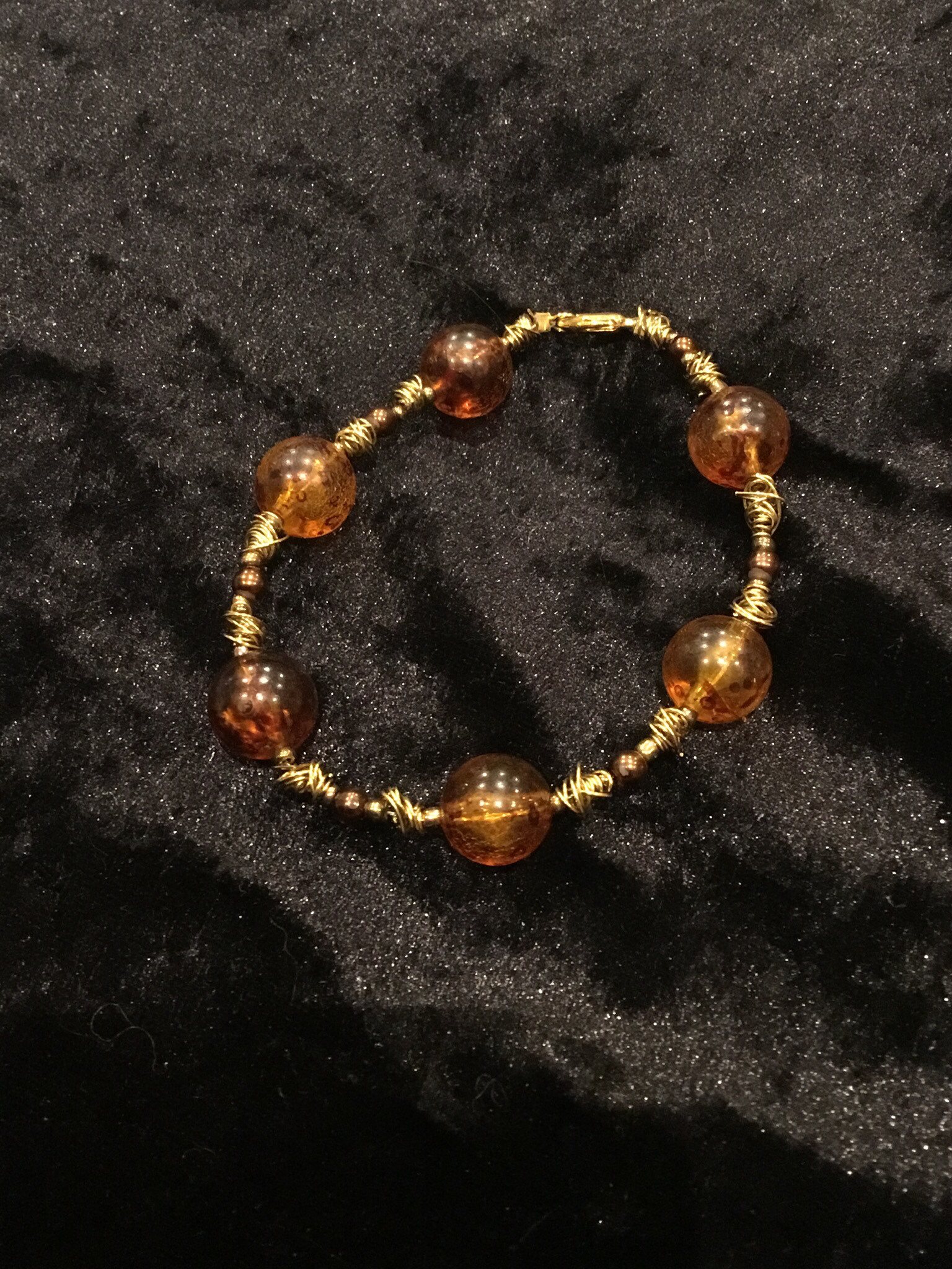 Gold wire and brown bead bracelet (20cm).