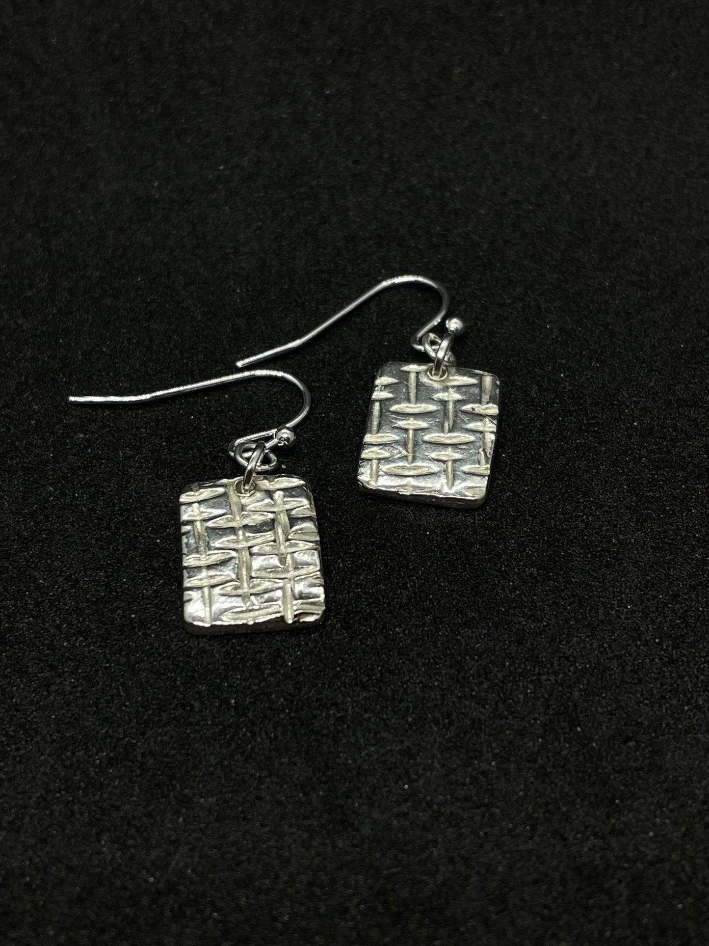 Silver earrings with mesh markings