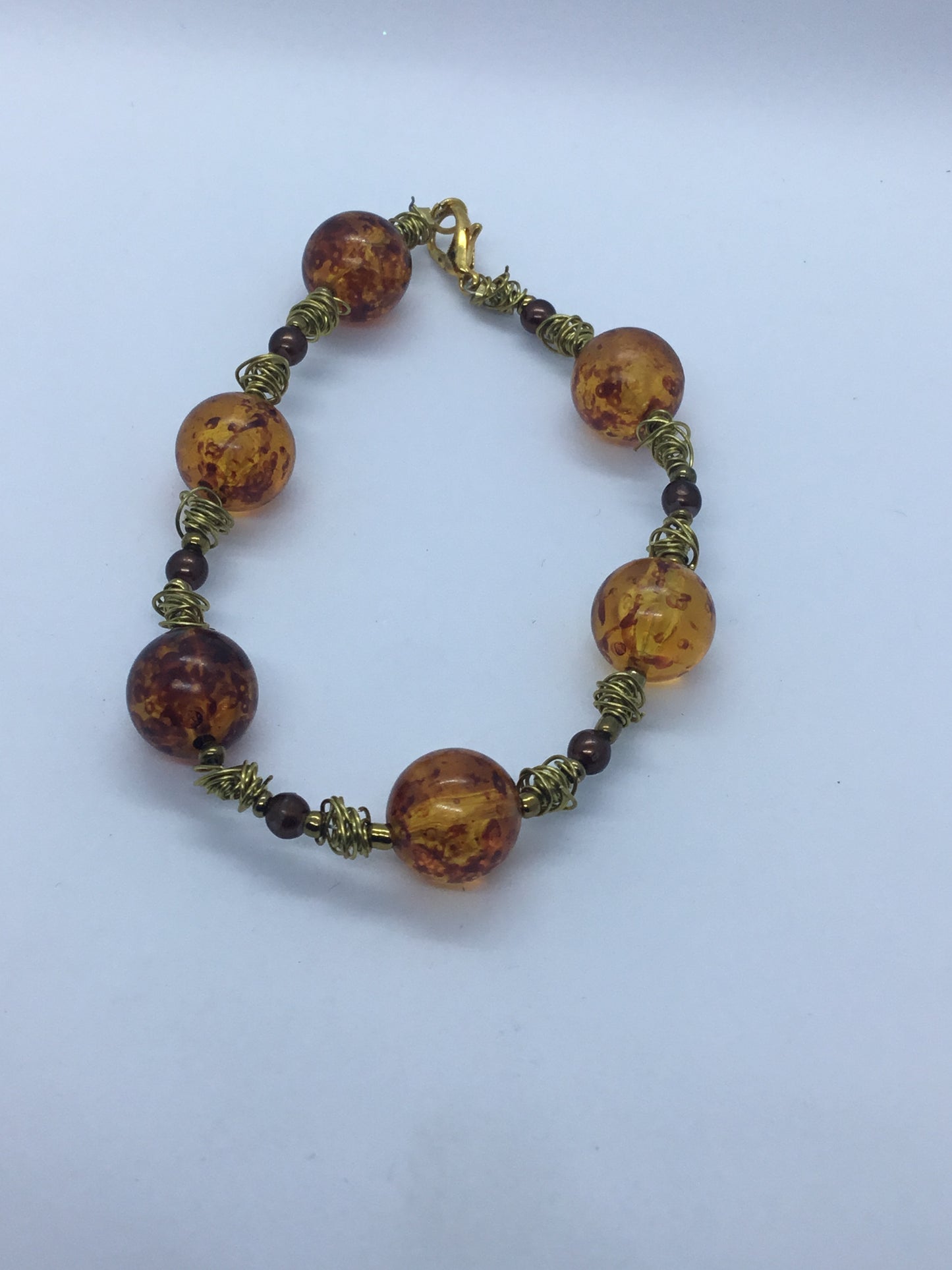 Gold wire and brown bead bracelet (20cm).