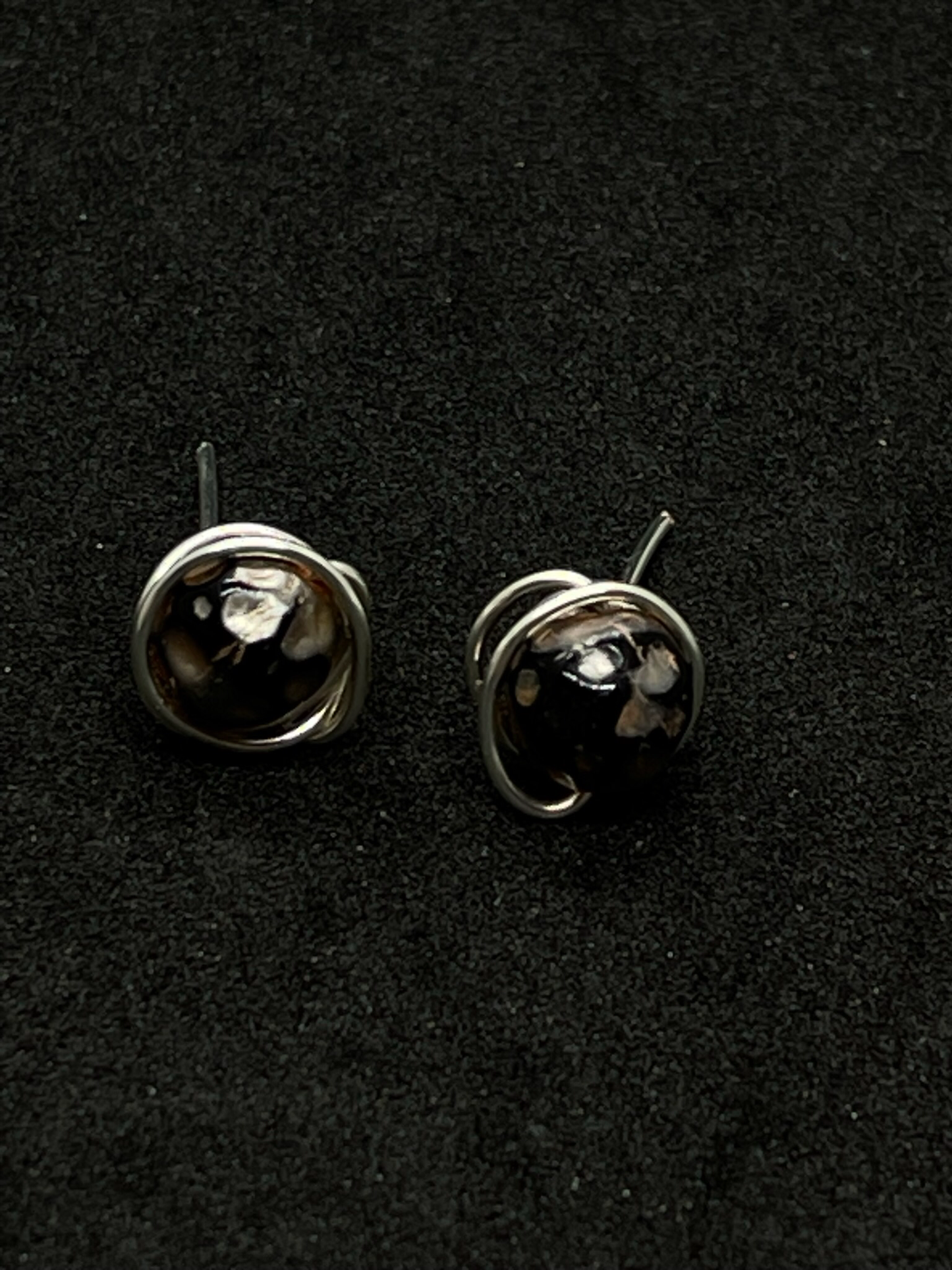 Wire & grey pearl stud earrings