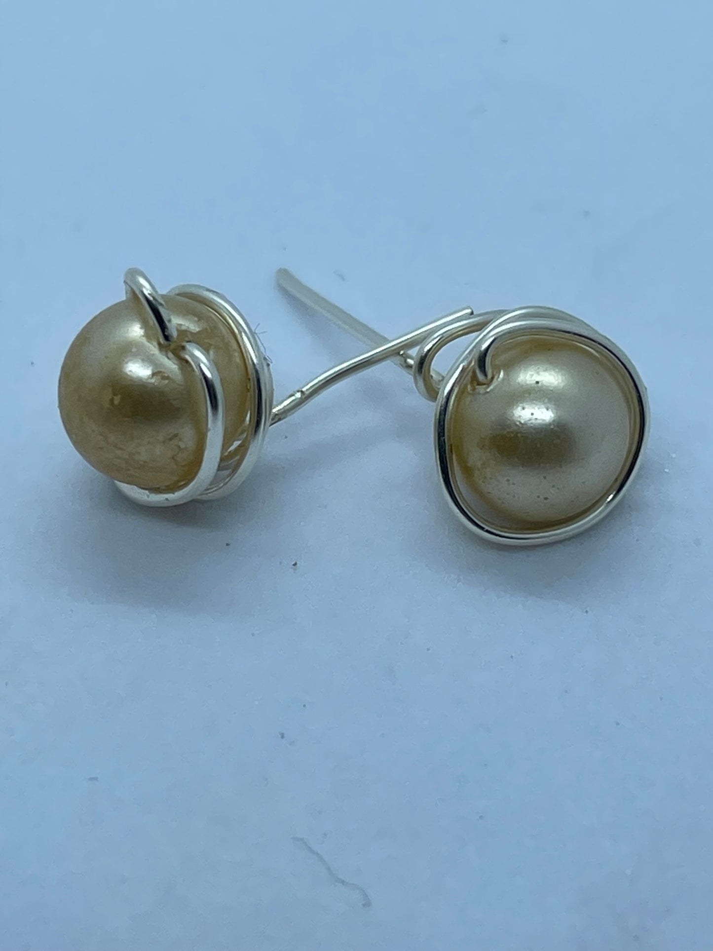 Wire & cream pearl stud earrings