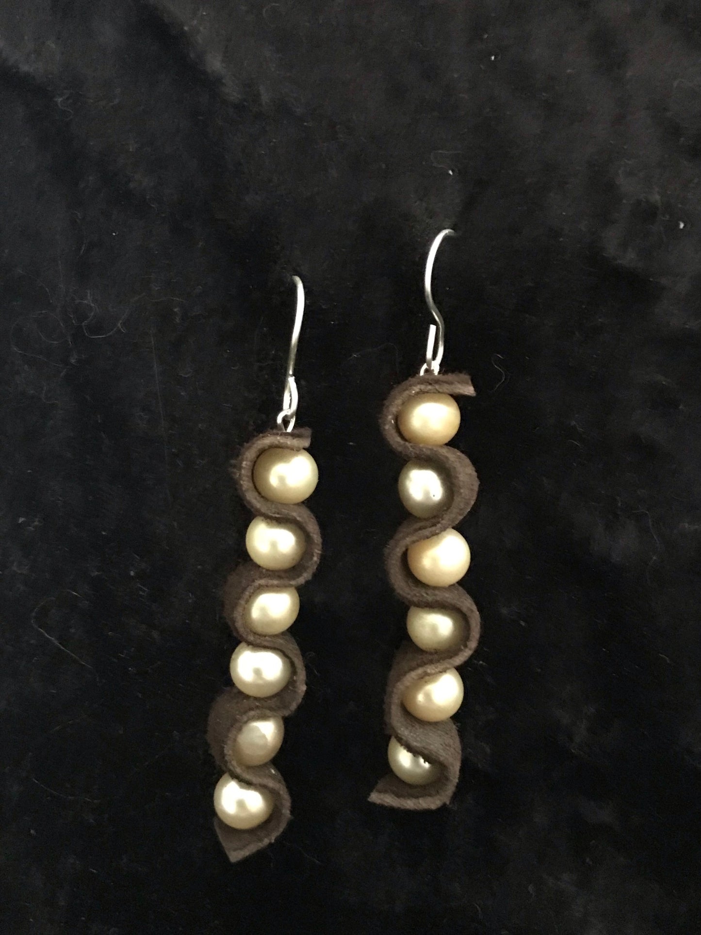 Pearl & leather earrings