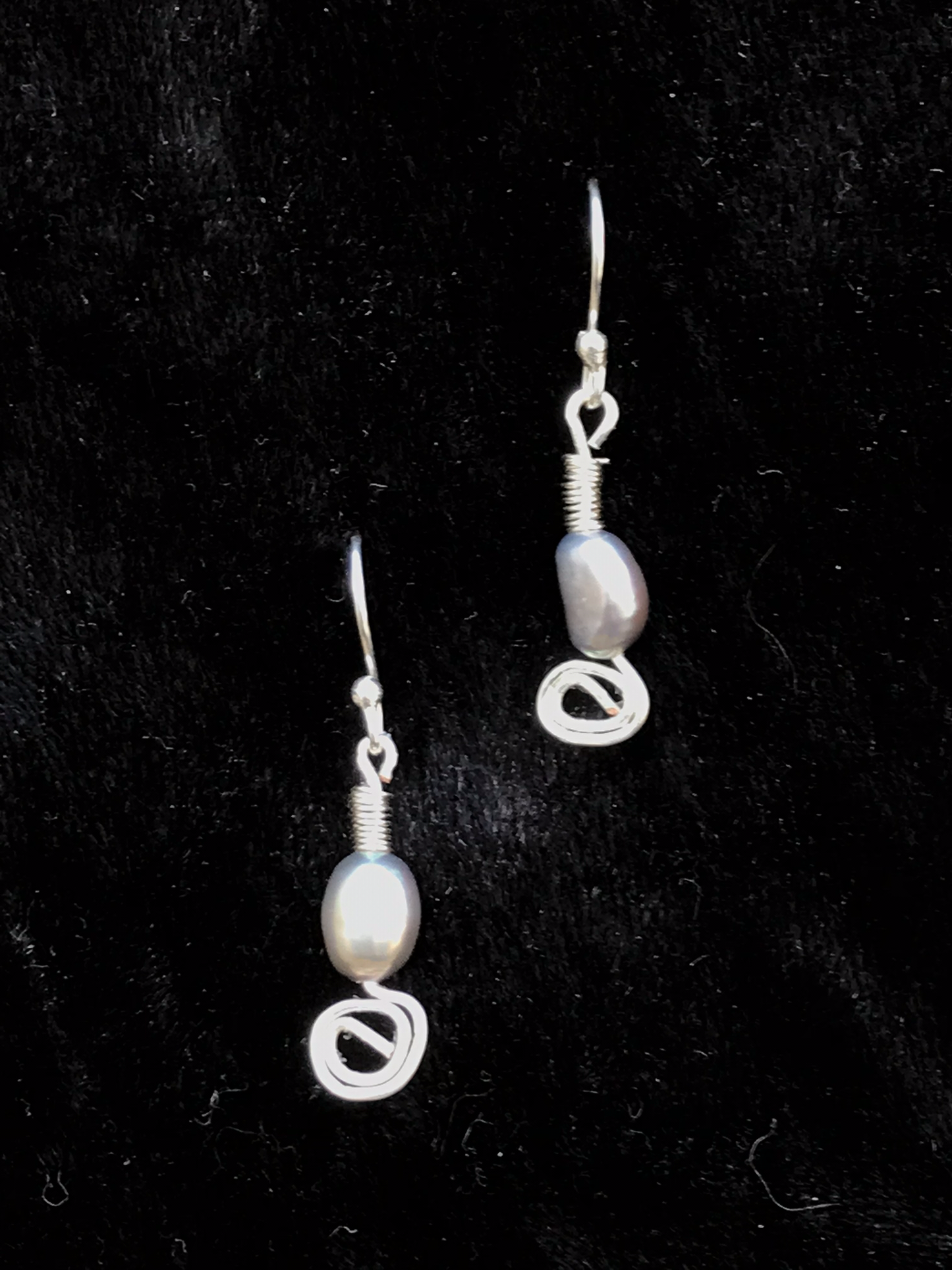 Wire & grey pearl earrings with silver wire detail
