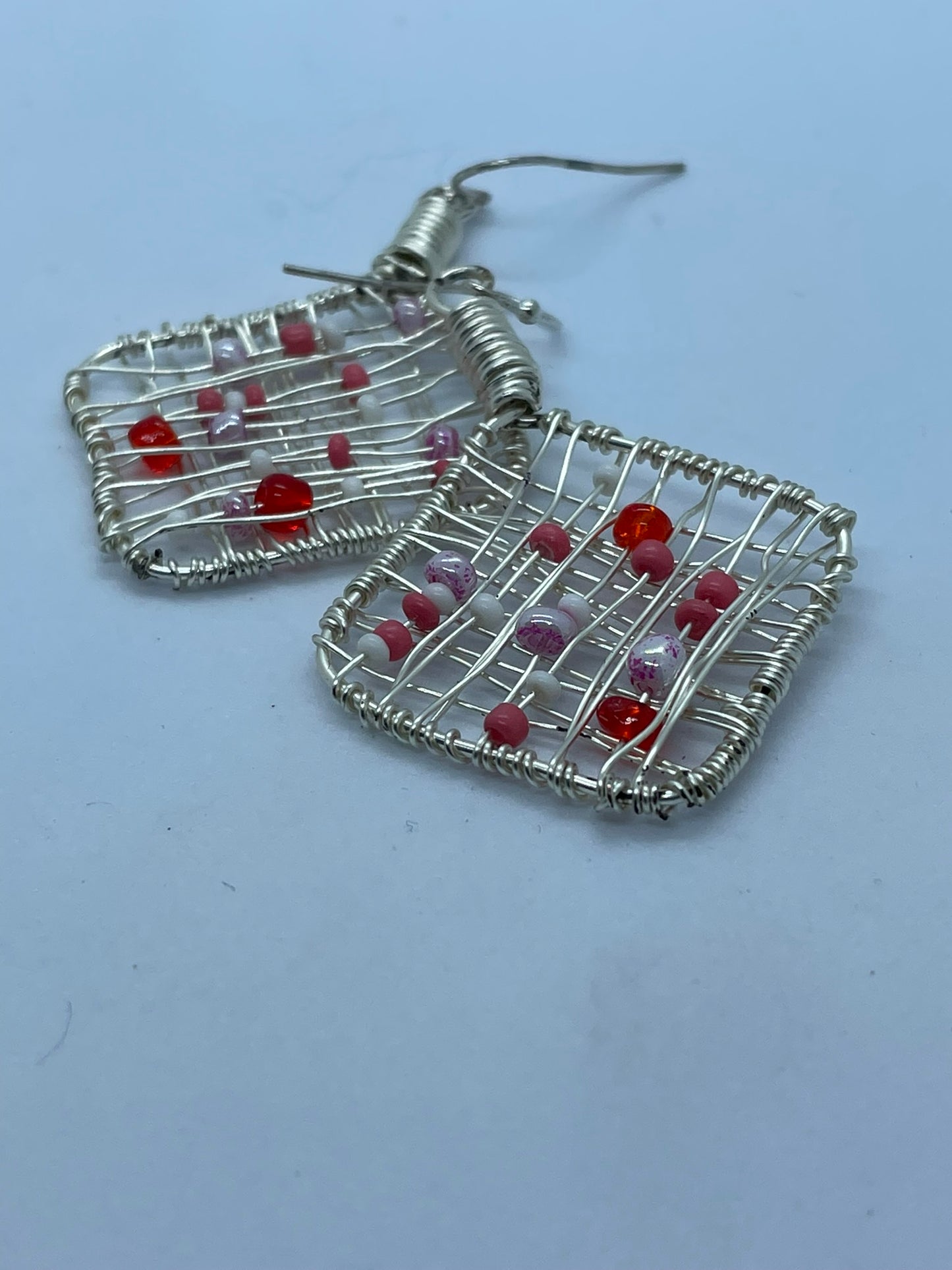 Wire & pink seed beads earrings in a rhombus