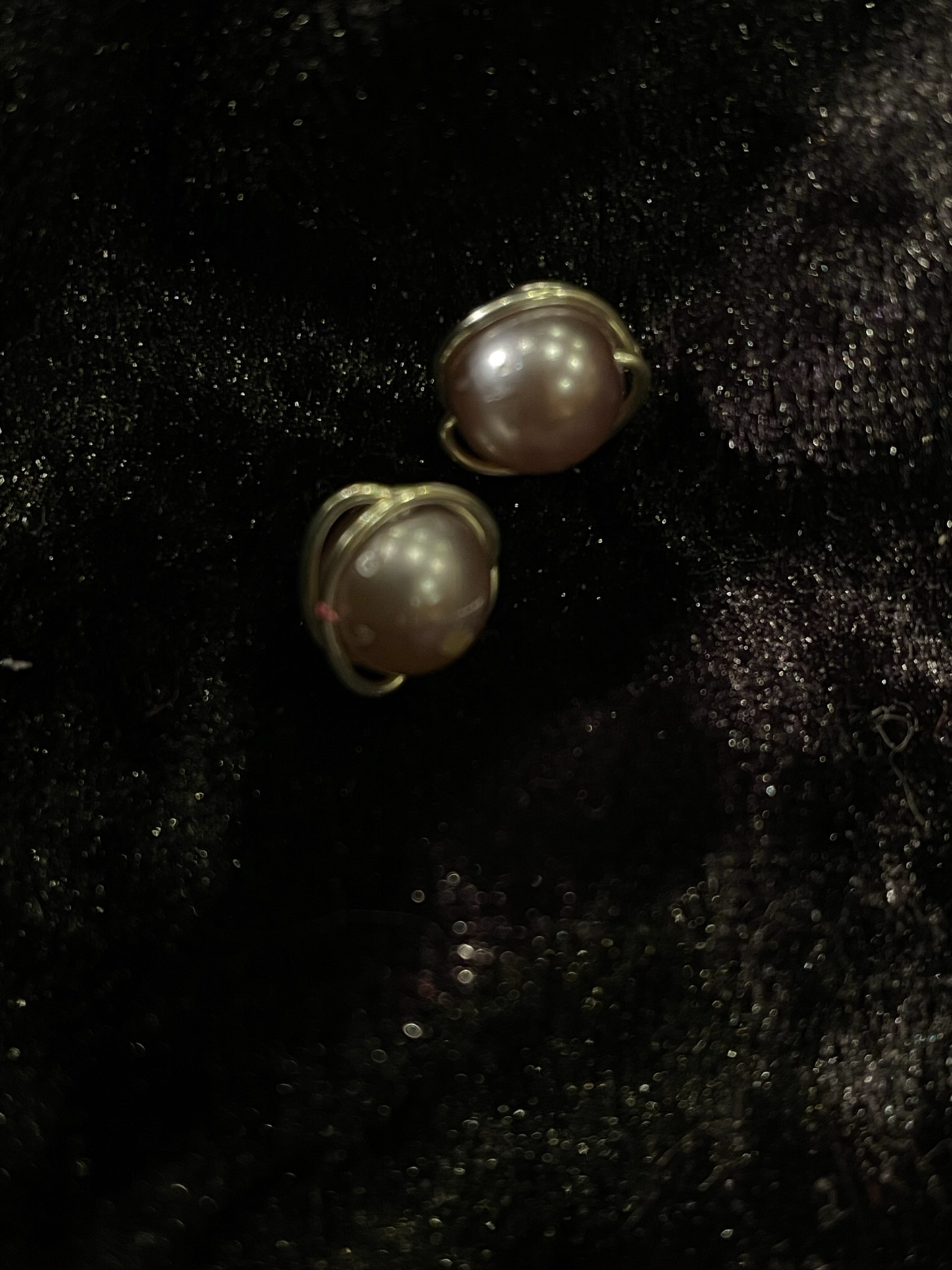 Wire & cream pearl stud earrings