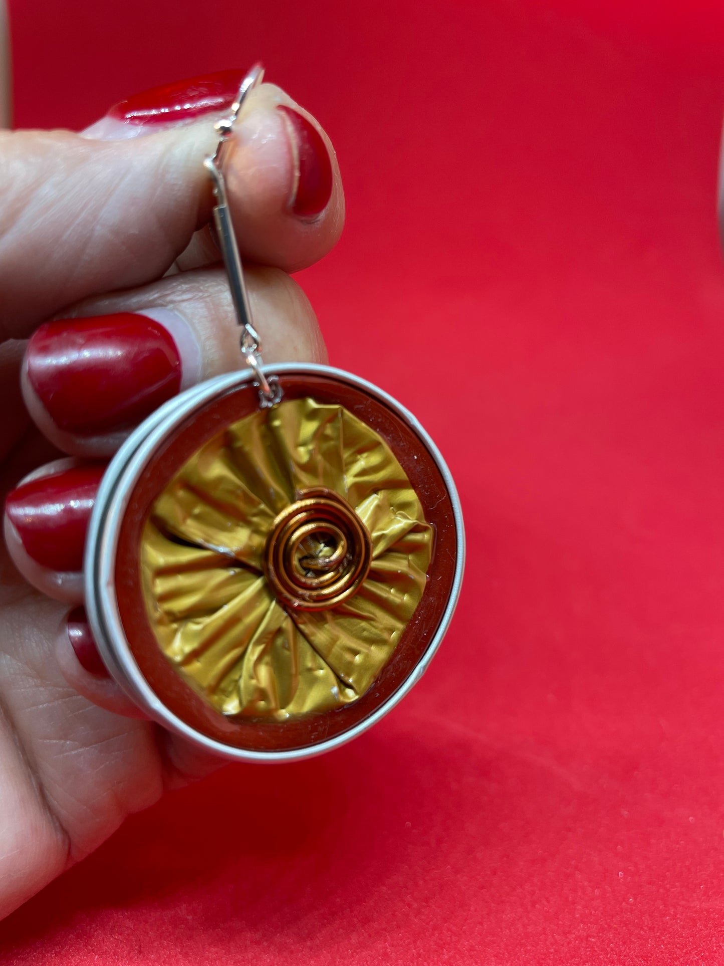 Pod - Golden disc earrings