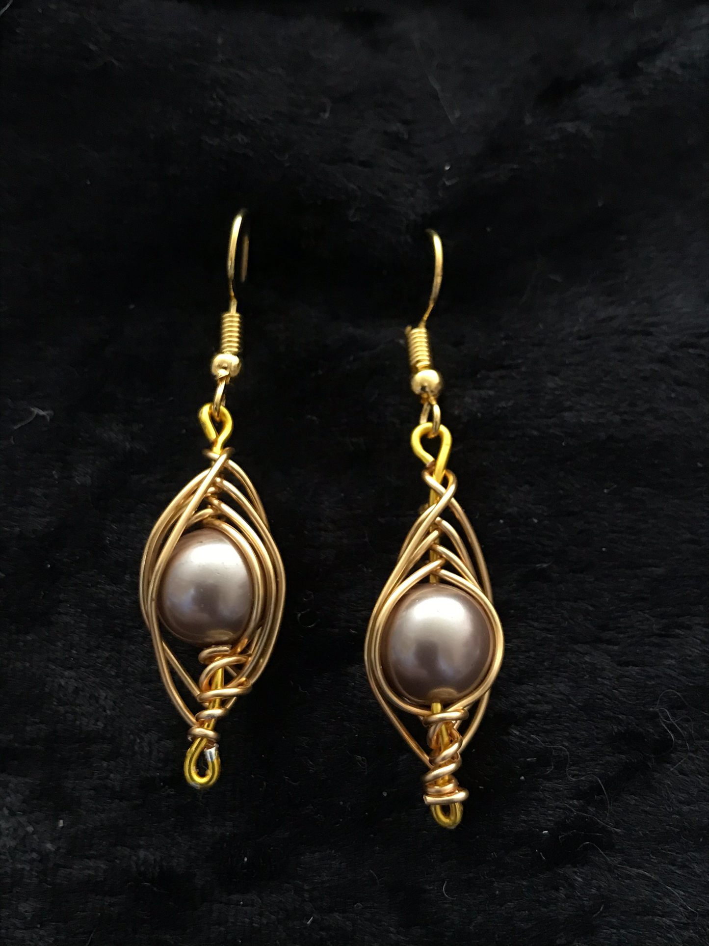 Wire & mauve pearl earrings in gold wire
