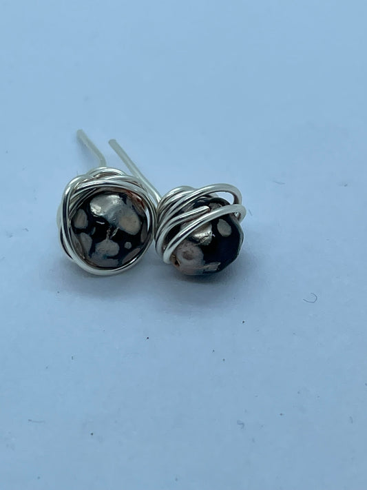 Wire & grey pearl stud earrings