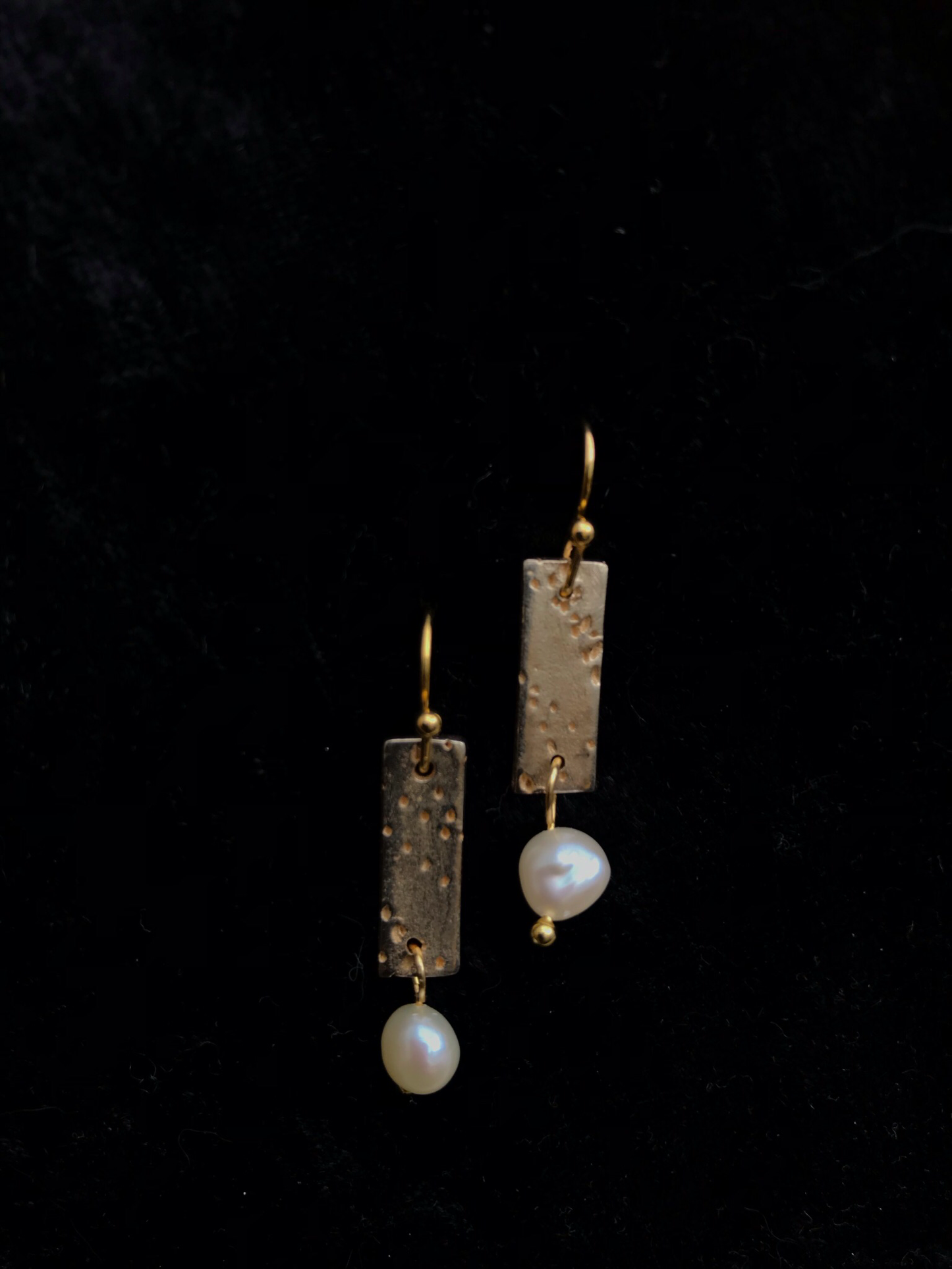 Bronze oblong with pearl earrings