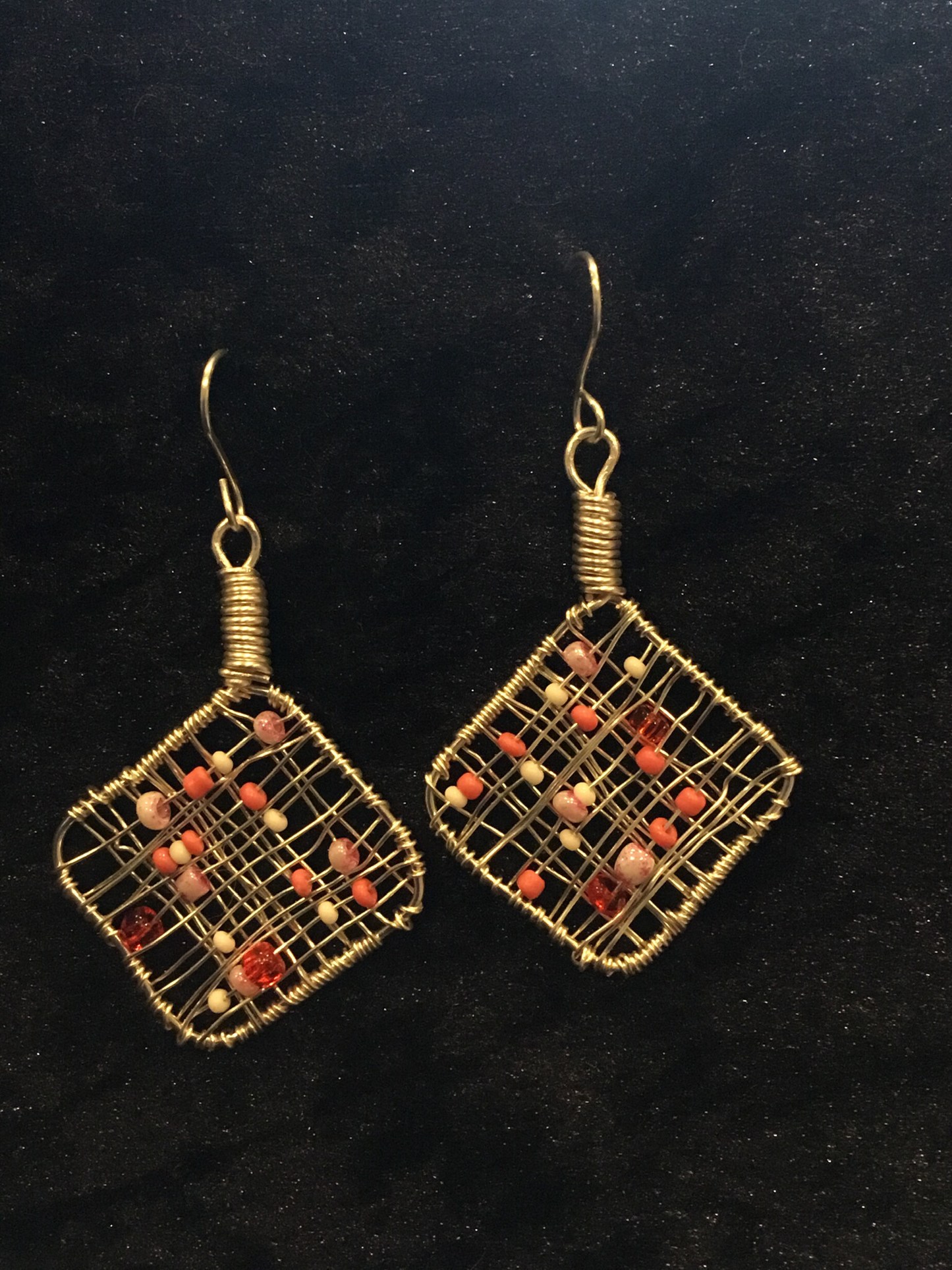 Wire & pink seed beads earrings in a rhombus