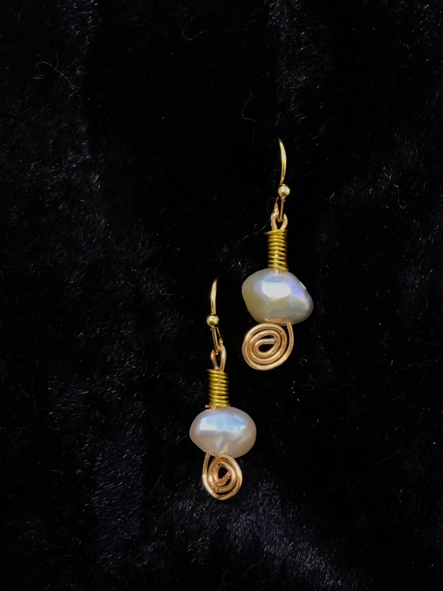 Wire & cream pearl earrings with gold wire detail