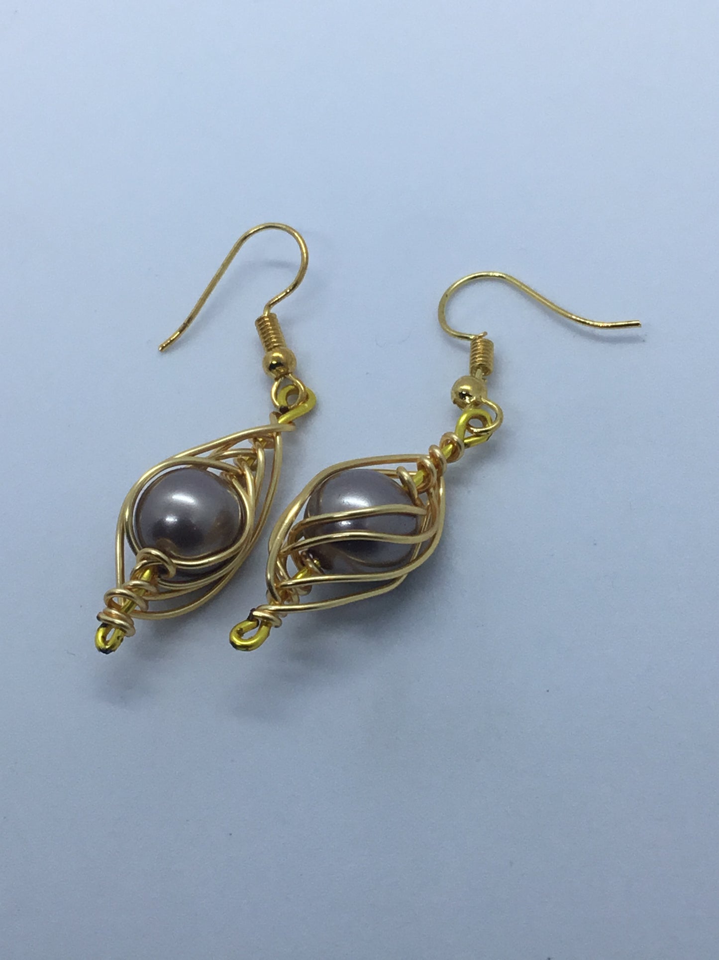 Wire & mauve pearl earrings in gold wire