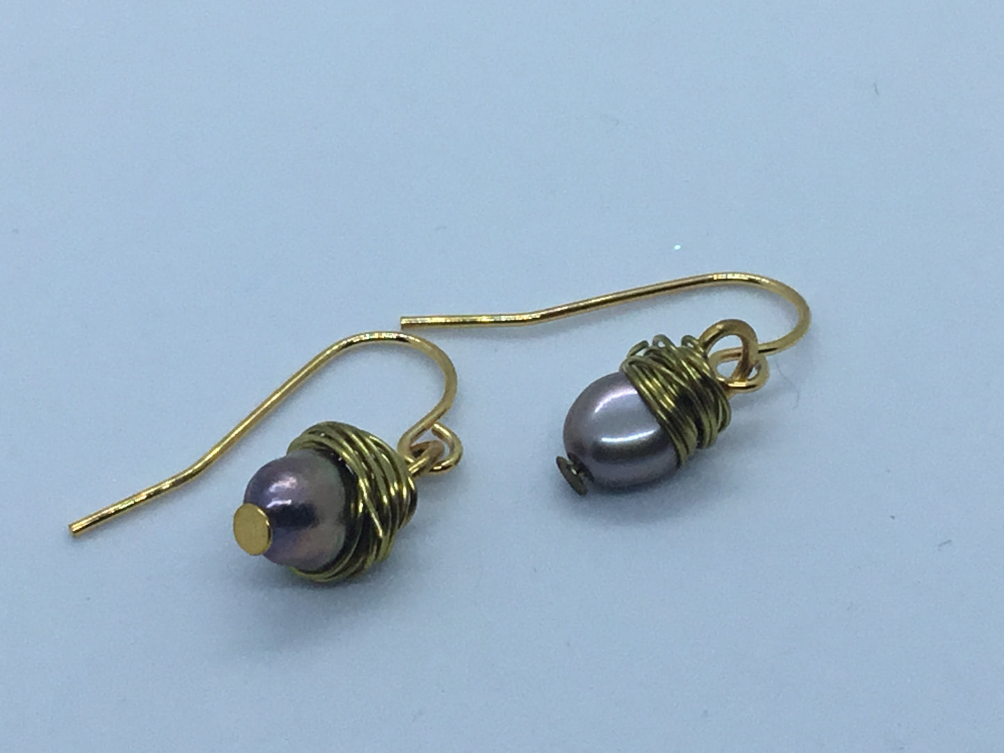 Wire & mauve pearl earrings with gold wire detail